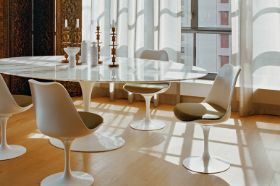 tulip-table-with-tulip-chairs-by-eero-saarinen[1].jpg